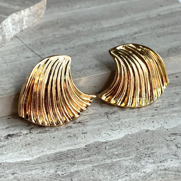NEW~ Anthropologie Casa Clara "Arabesque" Gold Upside Down Wave Post Earrings - Picture 1 of 7